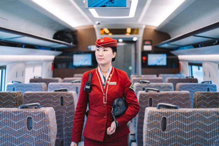 新春走基层｜不能回家过年的他们，守护了通往千家万户的团圆路