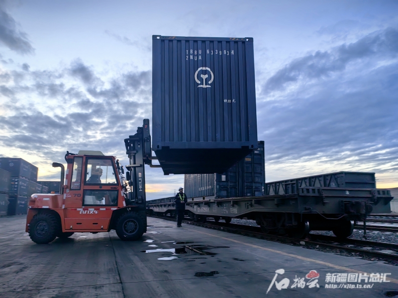 天山观察丨新疆铁路货运量为何又创新高