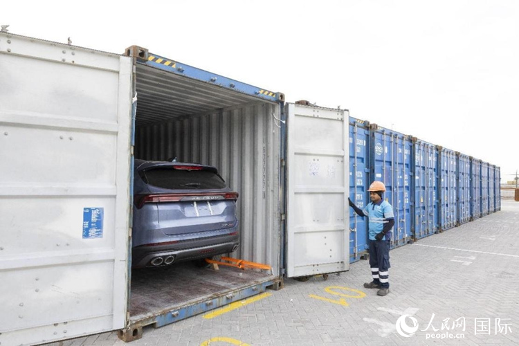 工作人员在中远海运港口阿布扎比码头堆场拆箱。阿吉特摄