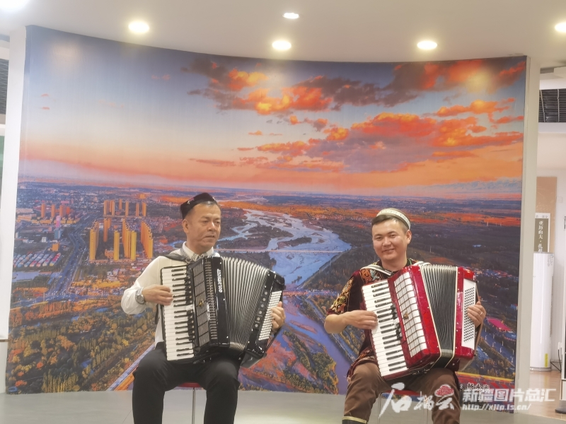 “琴”动伊犁，这支乐队共谱民族团结乐章__“琴”动伊犁，这支乐队共谱民族团结乐章