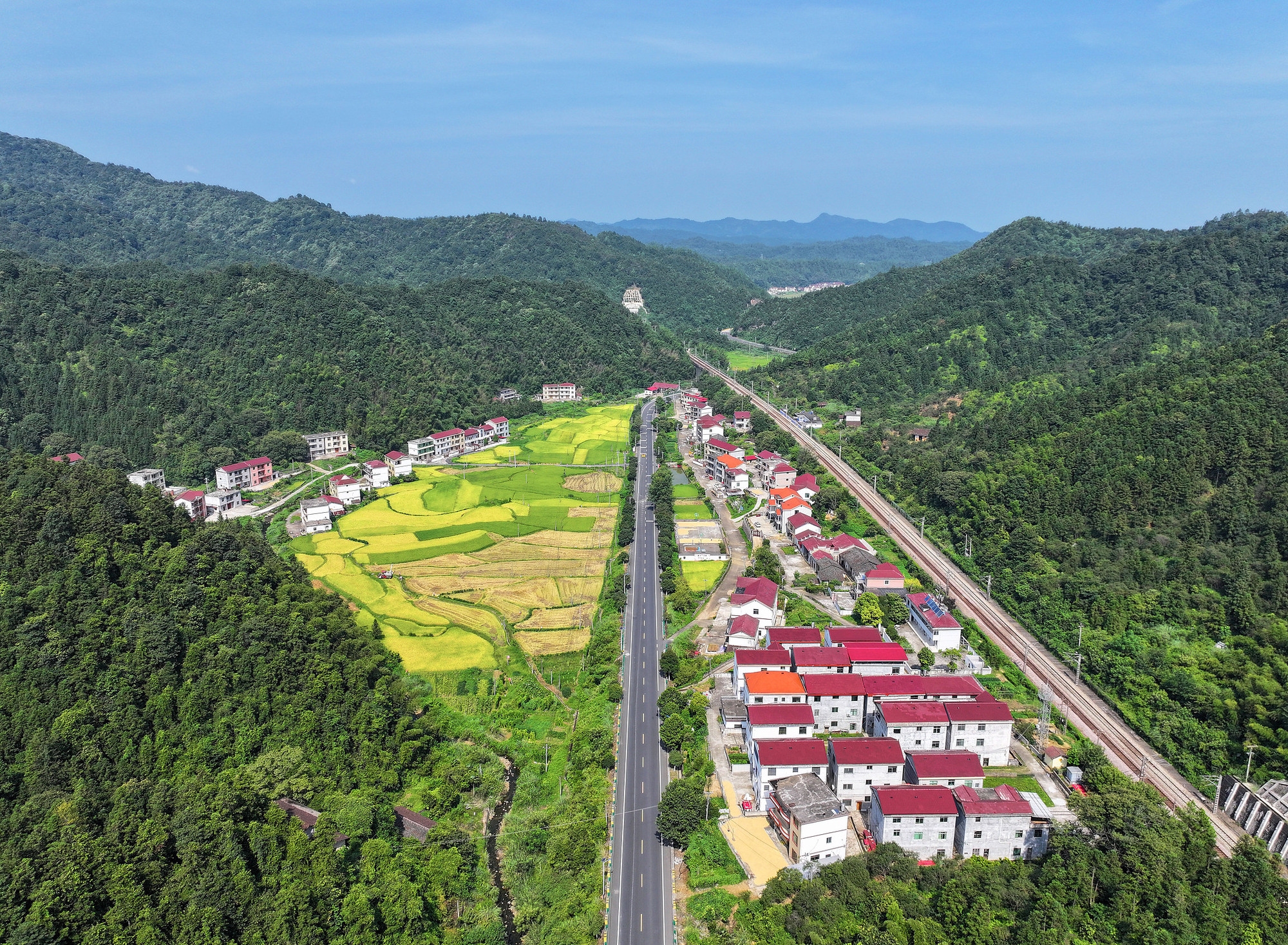 【央广时评】推动农村公路高质量发展 绘就乡村振兴新图景