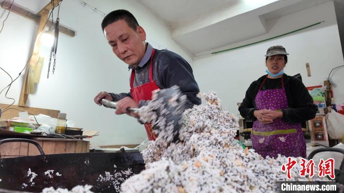 （新春走基层）香甜灶糖迎小年 手工艺人守年味