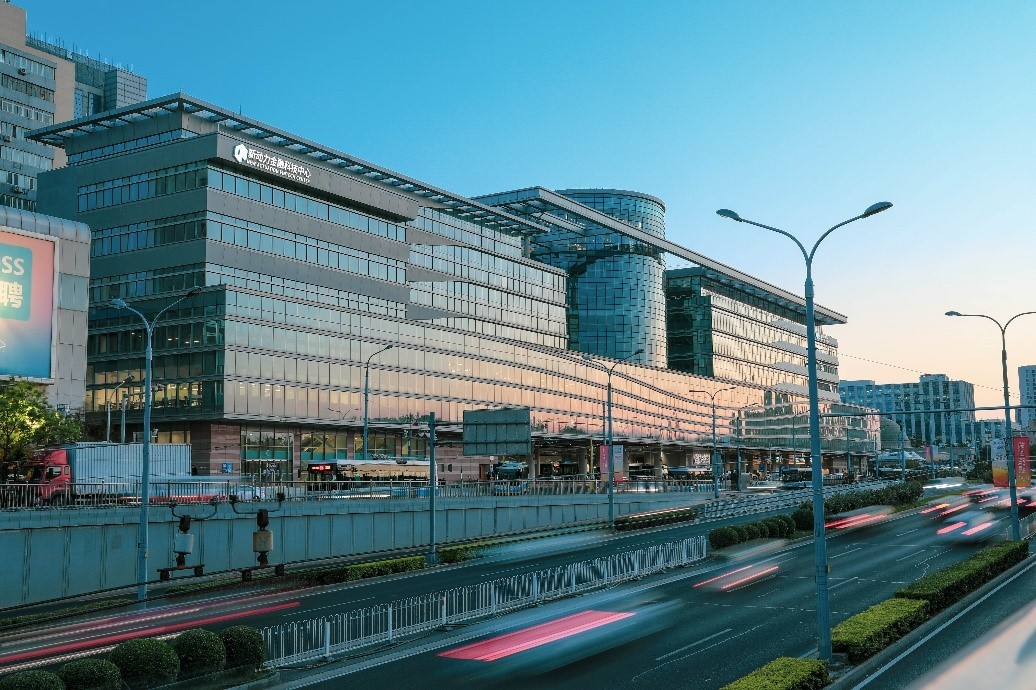 《人民日报》刊登了一篇关于北京“动态批判”十年蝶形变局的报道：诞生于新