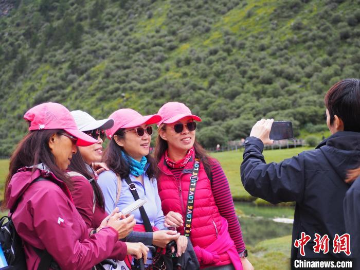 台湾游客来稻城亚丁