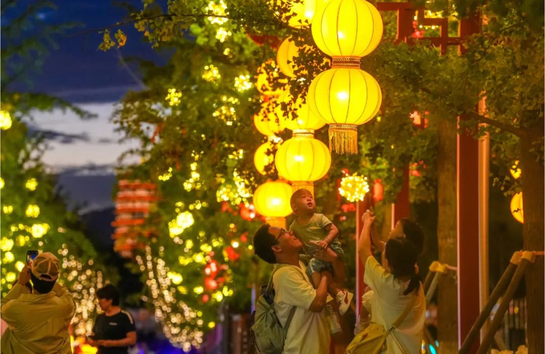 点亮夜晚__点亮夜空的人们