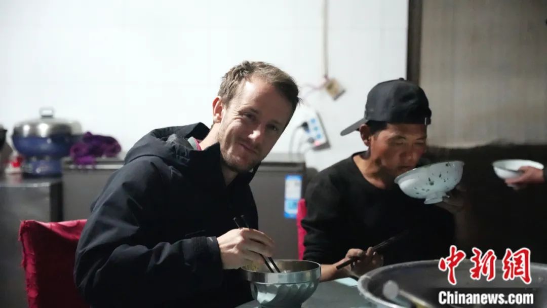 中国小伙和三个美国妞_中国小伙美国非诚勿扰_