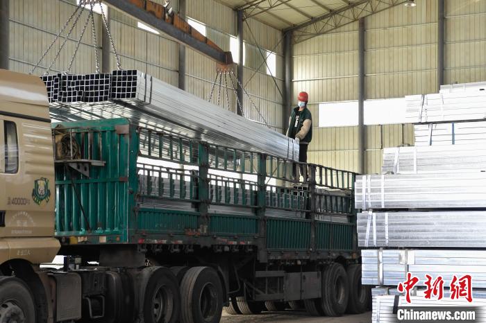 _探访青藏公路最大物流集散地格尔木：冬日繁忙依旧_探访青藏公路最大物流集散地格尔木：冬日繁忙依旧