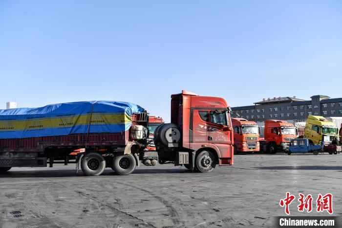 探访青藏公路最大物流集散地格尔木：冬日繁忙依旧__探访青藏公路最大物流集散地格尔木：冬日繁忙依旧