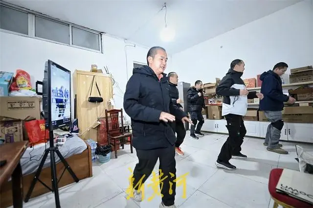 5个爸爸在济南直播跳舞，突然爆火！背后真相太催泪