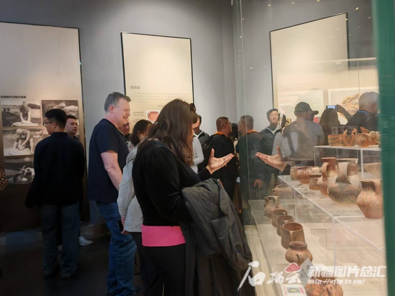 全球媒体大咖看新疆丨逛吐鲁番博物馆，外国媒体人直呼“amazing”