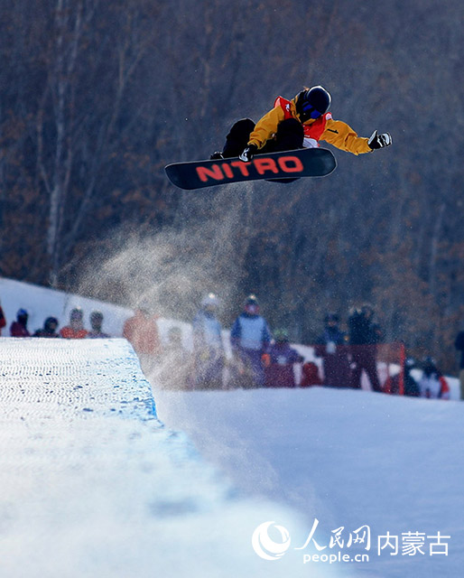 2月17日,在单板滑雪公开组女子U型场地技巧决赛上,黑龙江选手蔡雪桐在决赛中以85.75分的成绩夺得冠军。李峰摄