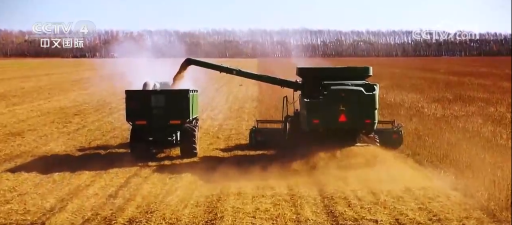 荒原变粮仓 “数”说北大荒新型农业现代化道路__荒原变粮仓 “数”说北大荒新型农业现代化道路