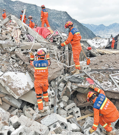 各方迅速启动应急预案  搜救工作紧张有序进行（在现场）