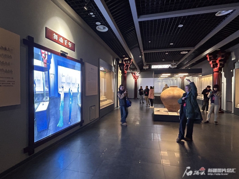 阿克苏的博物馆里,数字化文物让老外入了迷