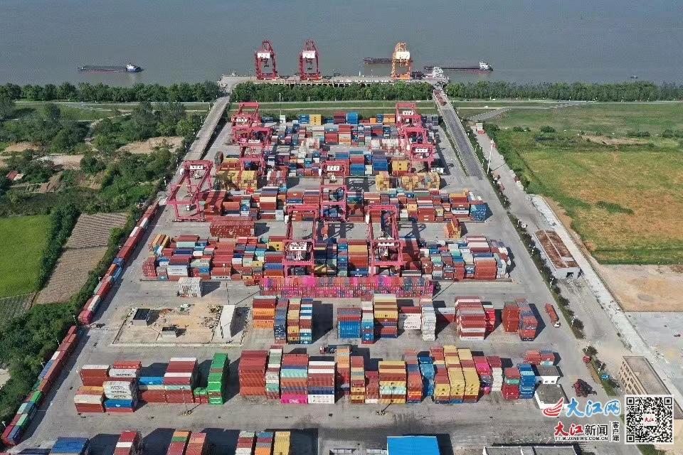 15图五菱五菱征程_五菱征程7座车图2017_