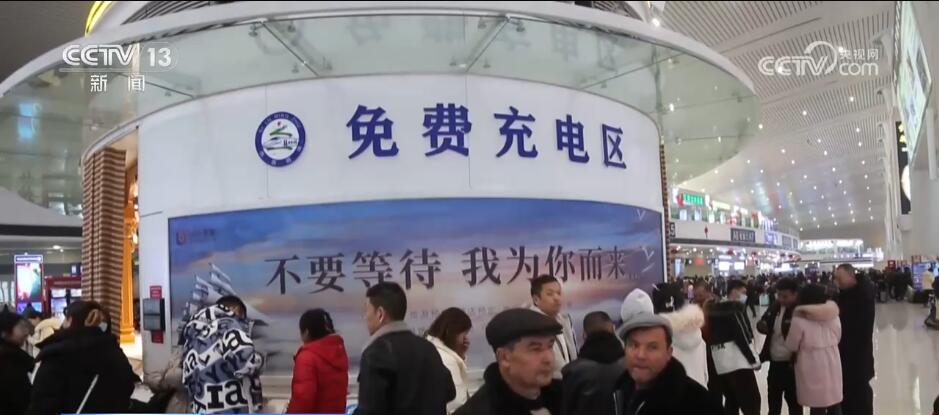 贴心服务“暖”人心 各地多措并举保障春运旅客温暖归家路__贴心服务“暖”人心 各地多措并举保障春运旅客温暖归家路