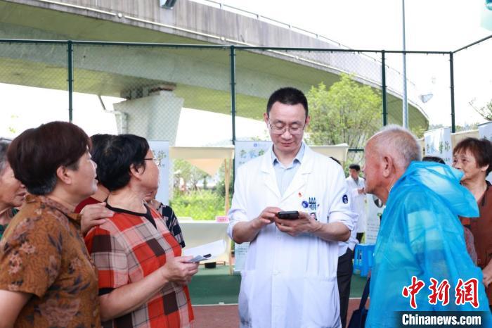 (我们身边的变化)百余名专家返乡义诊:用医疗成果回馈家乡,照亮乡村医学之路