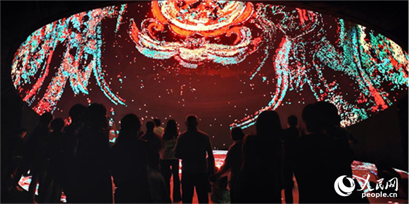 巨幅LED球形屏幕演绎“由地入天”仪式。人民网记者 刘微摄