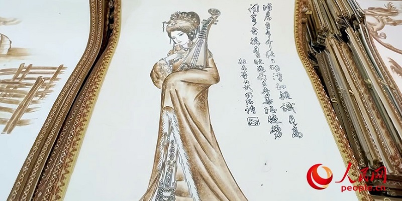 呼和浩特市塞上老街精美的羊毛毡烙画。人民网记者 寇雅楠摄