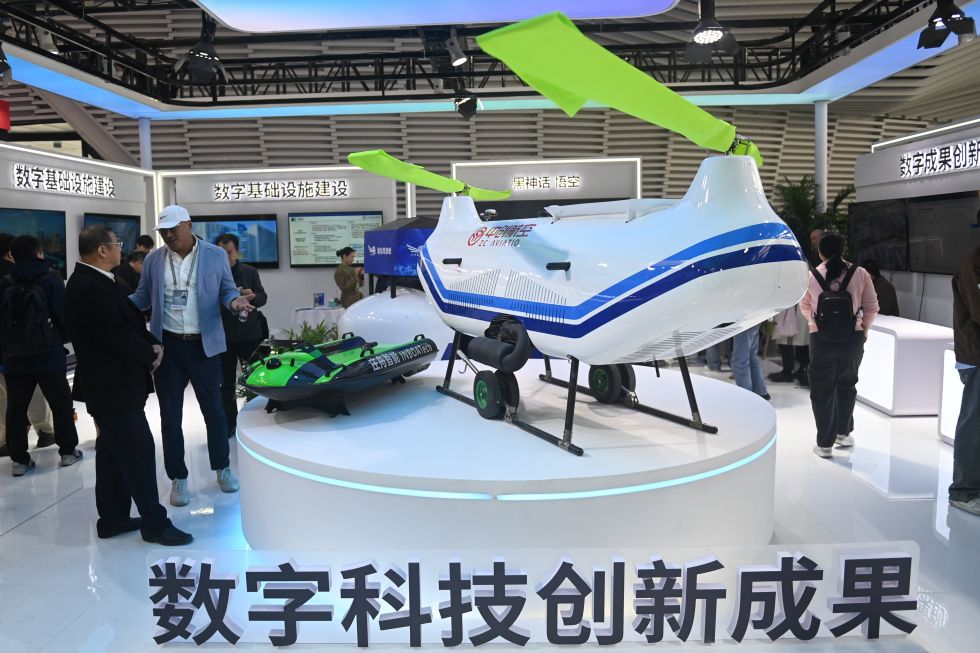 11月19日,在2024年世界互联网大会“互联网之光”博览会上,观众在数字科技创新成果展台参观。新华社记者 黄宗治 摄