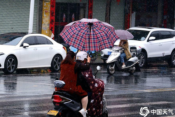 五一假期前南方降雨频繁并伴强对流 一图了解遭遇雷电冰雹怎么办