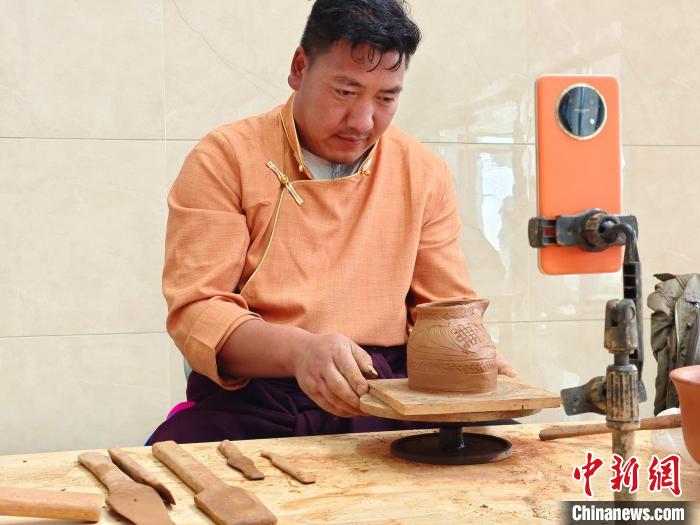 三代藏族人眼中的尼西黑陶