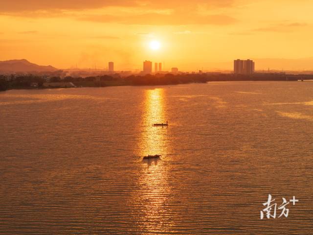 夕阳下的榕江。