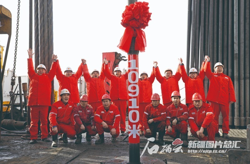 戈壁滩的沙漠_戈壁滩石油井图片_