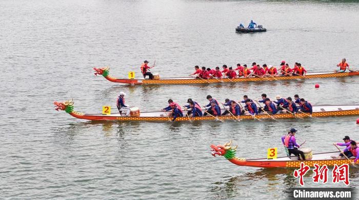 外国人划龙舟划到“上头”：鼓声是我们共同的语言