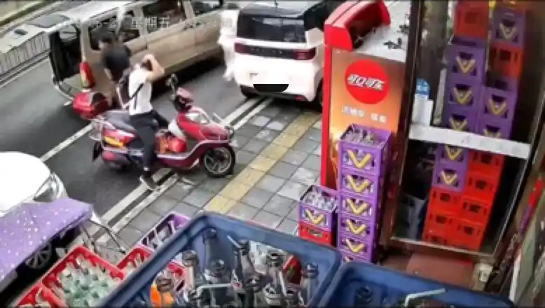 监控拍下惊险一幕：闹市区2把菜刀从天而降，路人抱头躲避！警方介入调查