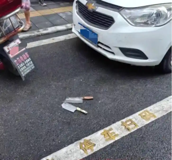 监控拍下惊险一幕：闹市区2把菜刀从天而降，路人抱头躲避！警方介入调查__监控拍下惊险一幕：闹市区2把菜刀从天而降，路人抱头躲避！警方介入调查