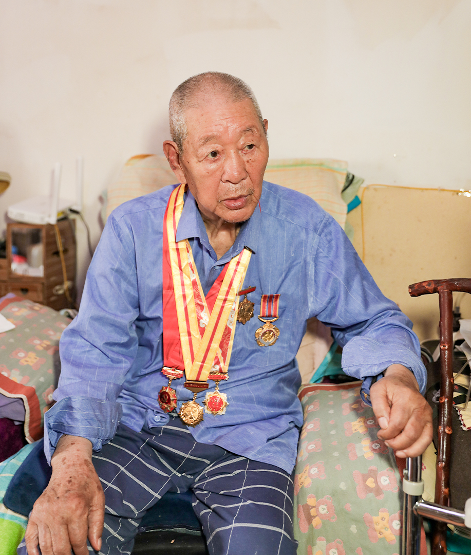 一个女人从军性史__保护地勋章