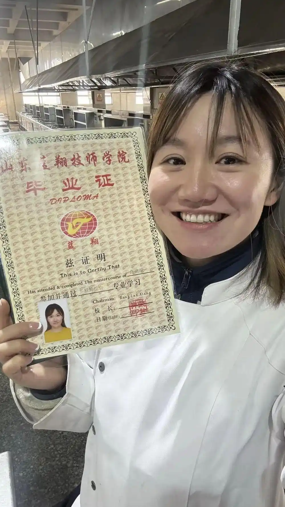 _清华硕士拿到蓝翔毕业证，承包年夜饭，还想学“蒸馒头”……_清华硕士拿到蓝翔毕业证，承包年夜饭，还想学“蒸馒头”……