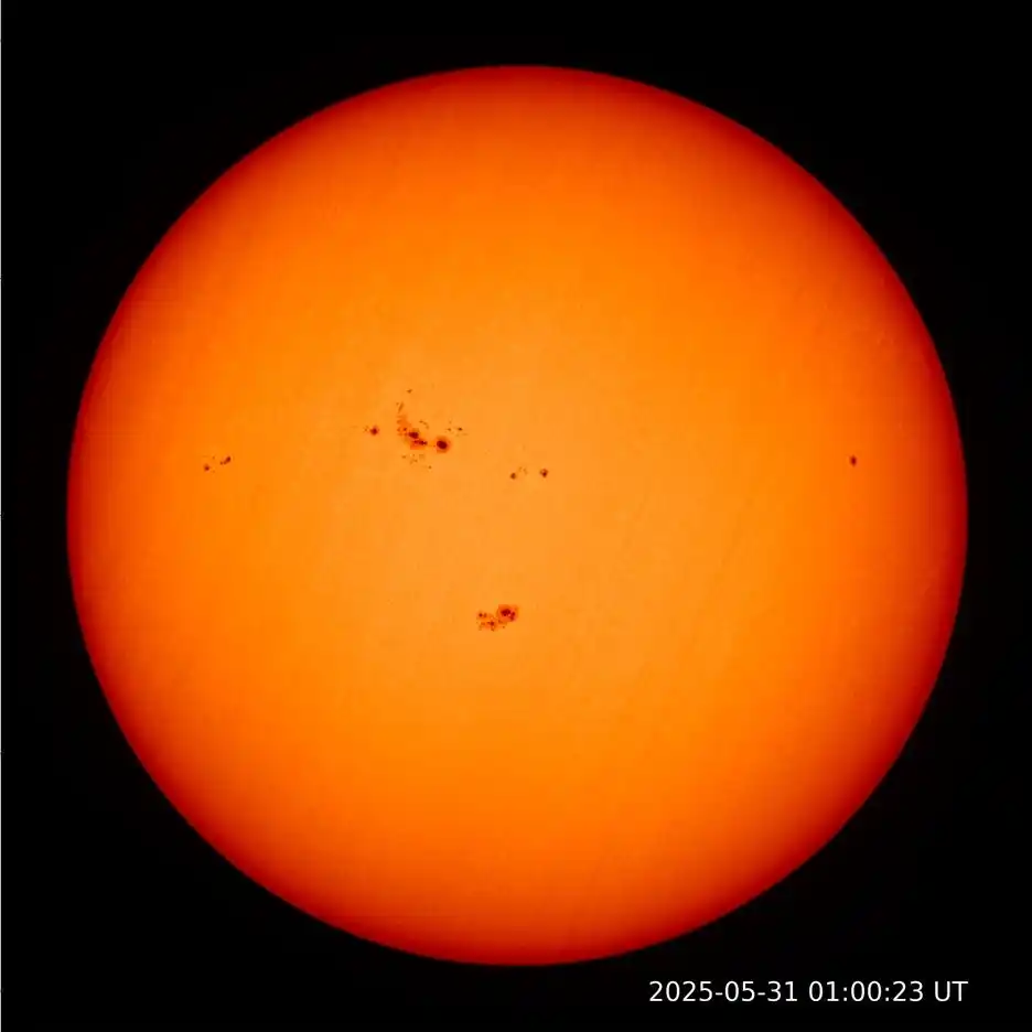 极光和地磁场_极光多出现在高磁纬地区上空_