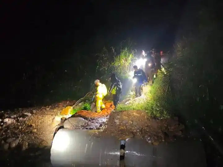 4名上海游客暴雨夜被困悬崖边，浑身湿透发抖！救援细节曝光