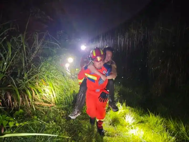 暴雨中救援_暴雨遇难21人_