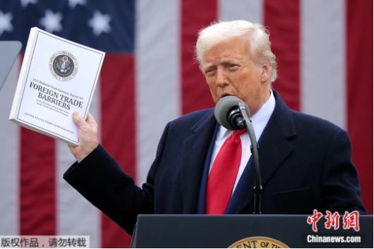 美国打“对等关税”牌惹众怒 欧盟发声，多国誓言反制