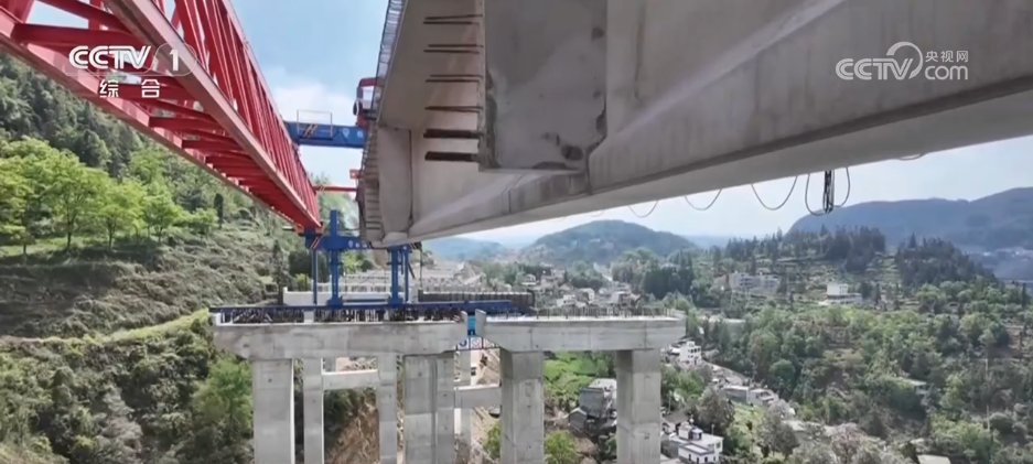 建设者们扎根一线奏响“奋进曲” 多项重大工程建设假期不停工__建设者们扎根一线奏响“奋进曲” 多项重大工程建设假期不停工