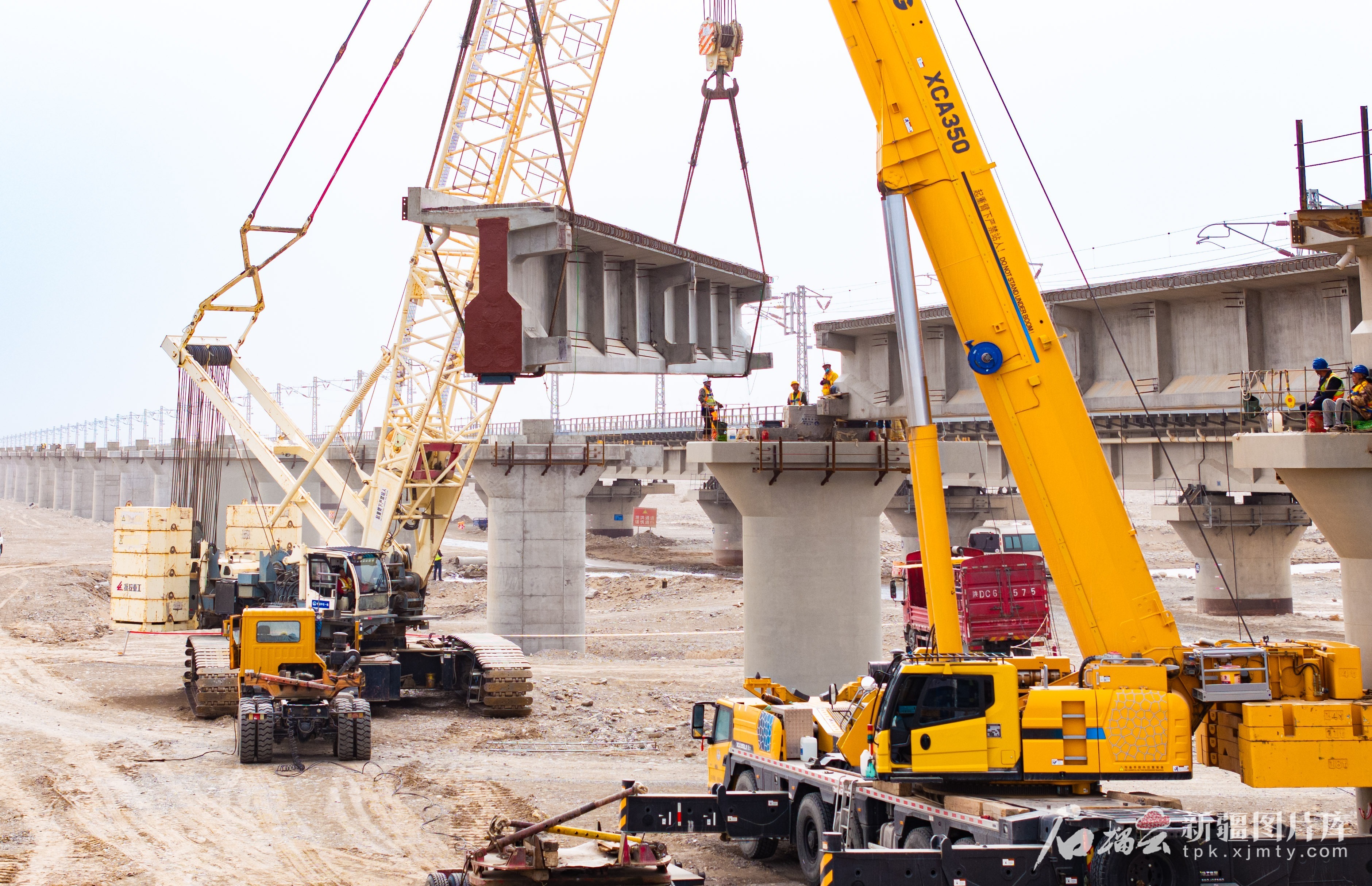 假日新疆重点项目建设热火朝天
