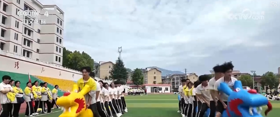 _交警护航高考图片_为高考护航