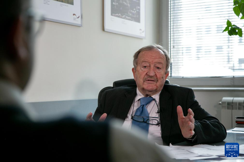 塞尔维亚总统发言_女记者采访塞尔维亚总统_