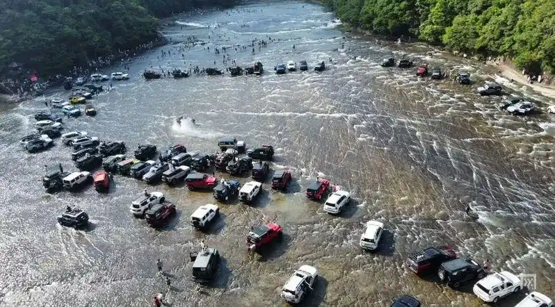 被曝越野车在地质遗迹上漂移炫技！5A级景区致歉