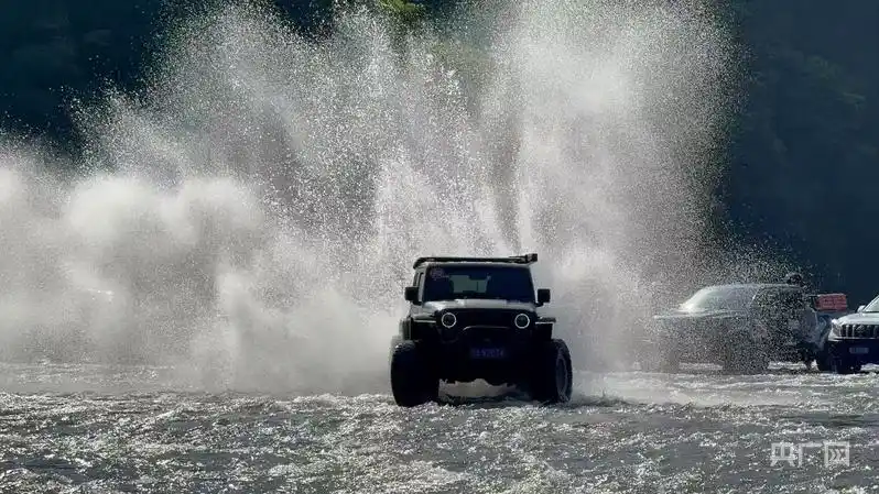 被曝越野车在地质遗迹上漂移炫技！5A级景区致歉_被曝越野车在地质遗迹上漂移炫技！5A级景区致歉_