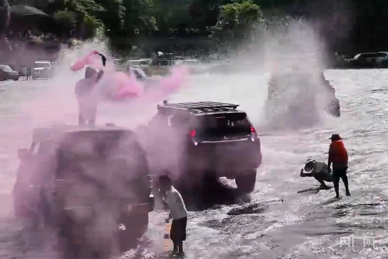 _被曝越野车在地质遗迹上漂移炫技！5A级景区致歉_被曝越野车在地质遗迹上漂移炫技！5A级景区致歉