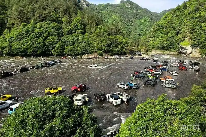 _被曝越野车在地质遗迹上漂移炫技！5A级景区致歉_被曝越野车在地质遗迹上漂移炫技！5A级景区致歉