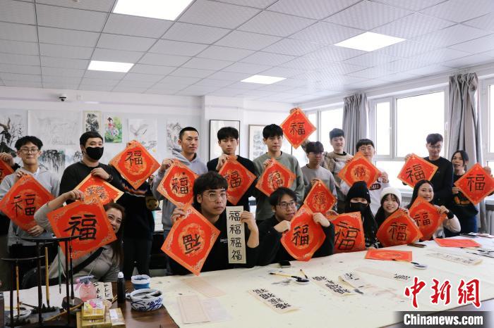 诵《乡愁》、齐跳舞 两岸青年同书中国“福”