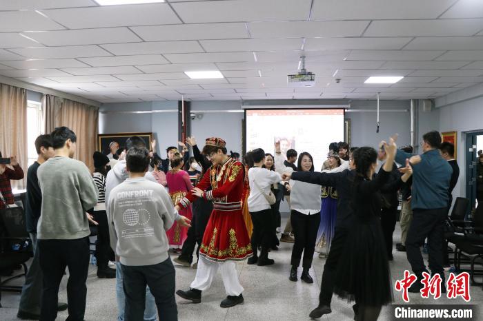 诵《乡愁》、齐跳舞 两岸青年同书中国“福”__诵《乡愁》、齐跳舞 两岸青年同书中国“福”