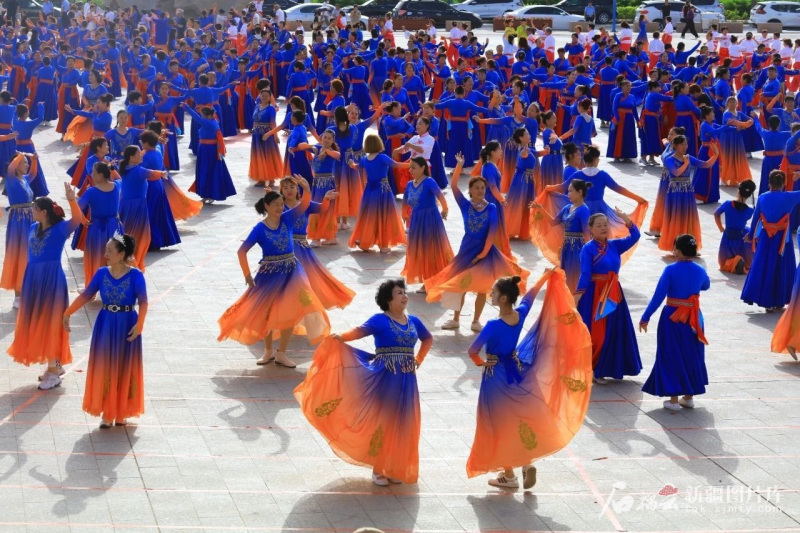 节日里的新疆 歌舞欢腾迎客来