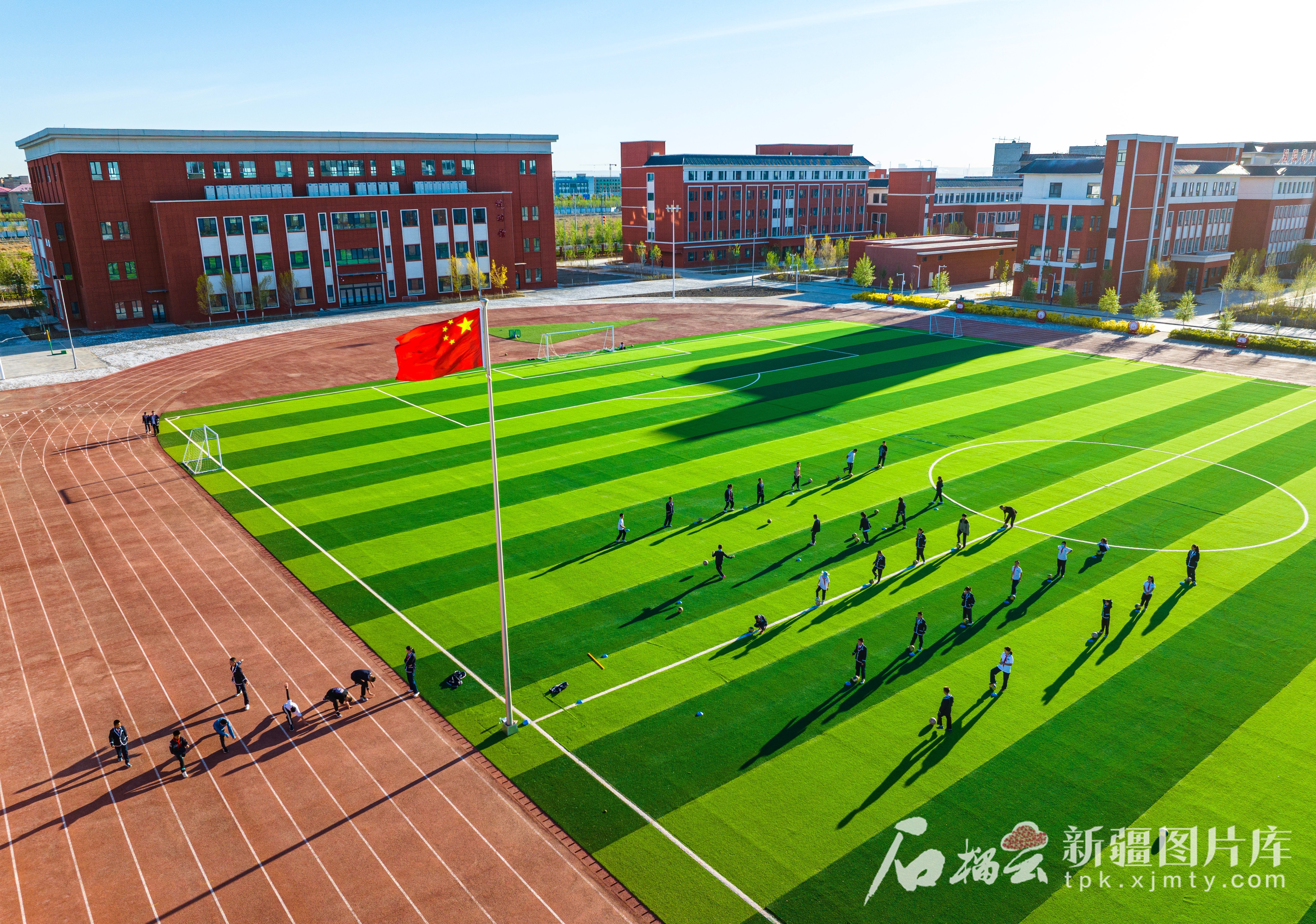 航拍新疆·航拍新发现｜戈壁深处传来琅琅书声