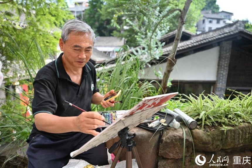 行进中国丨山城江岸，消费起新风